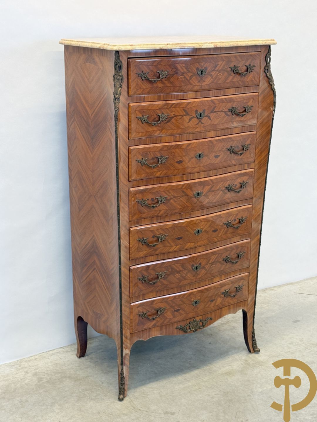 Notelaren zevenladenkast met bloemenmarquetterie en bronzen ornamenten, bovenaan met marmeren blad