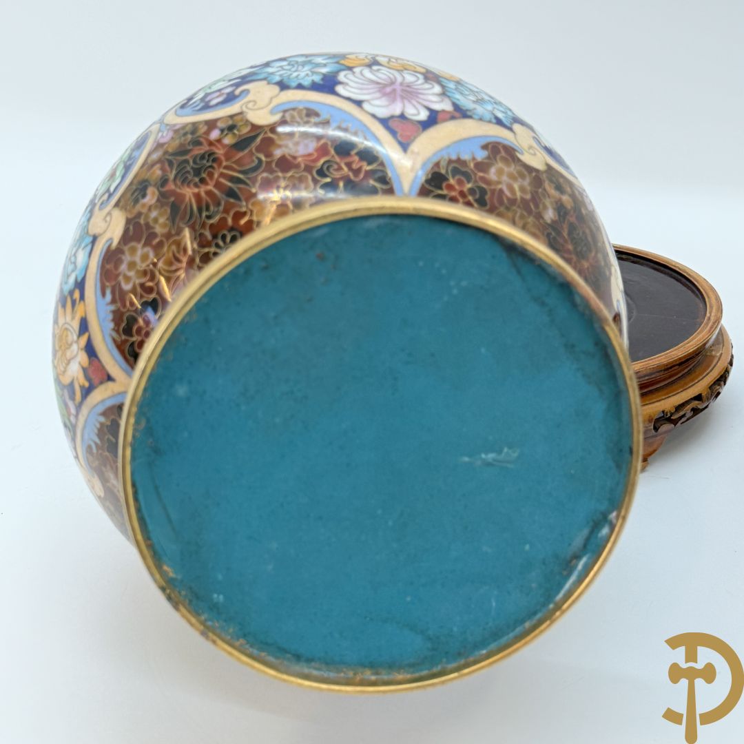 Paar cloisoné vazen met kleurrijk bloemendecor op houten sokkel