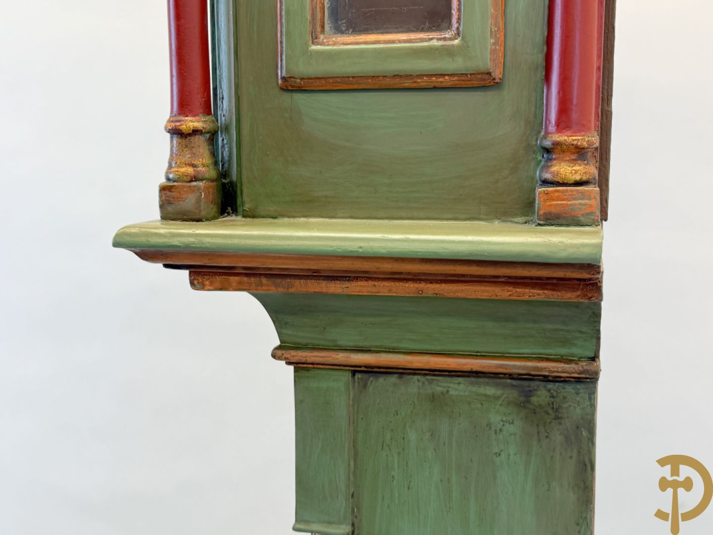 Beschilderde Engelse mahoniehouten grootvadersklok - deur met bloementafereel, getekend G. Peters Flensburg