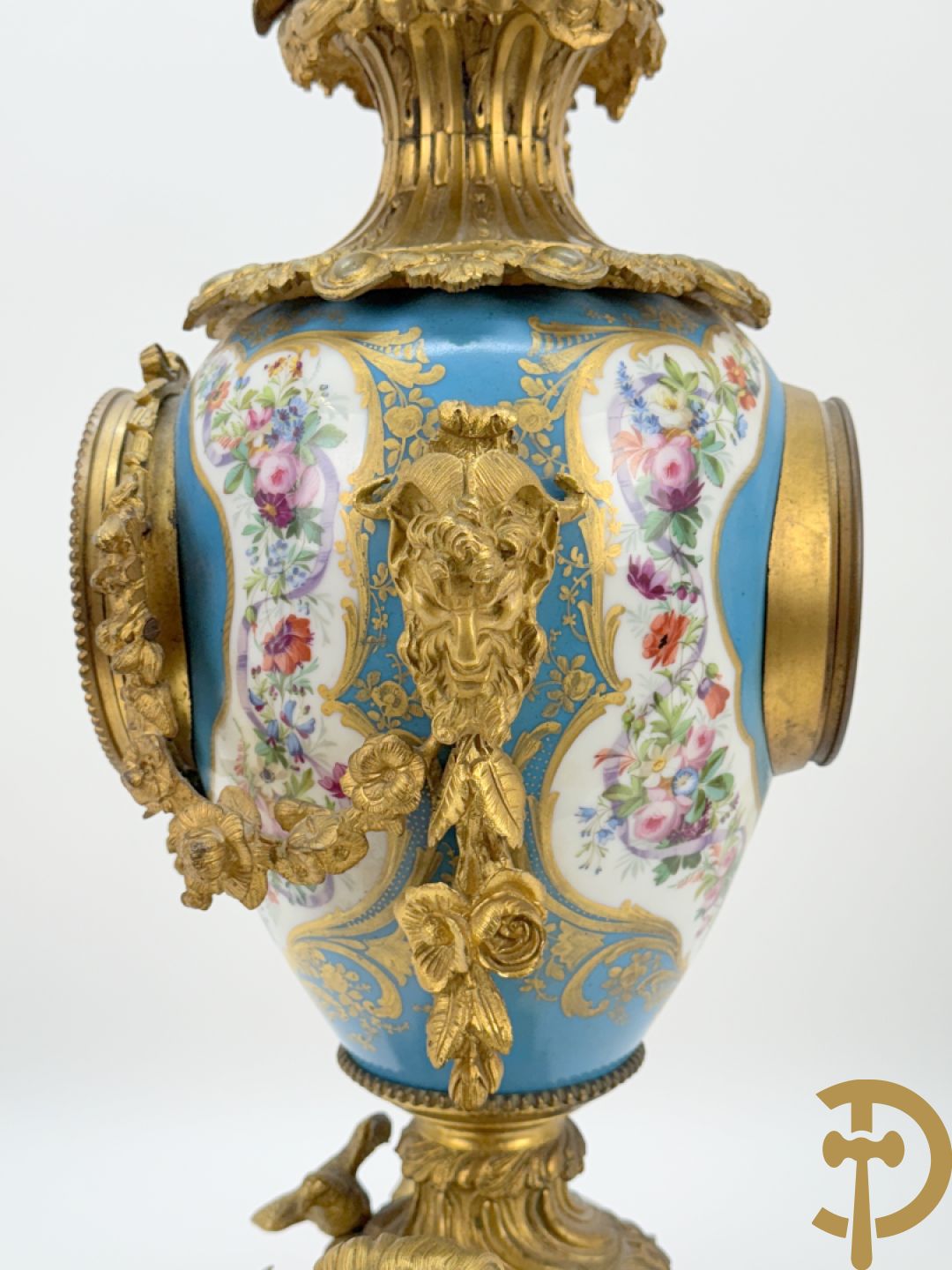 Driedelige bronzen Franse garnituur bezet met cupido