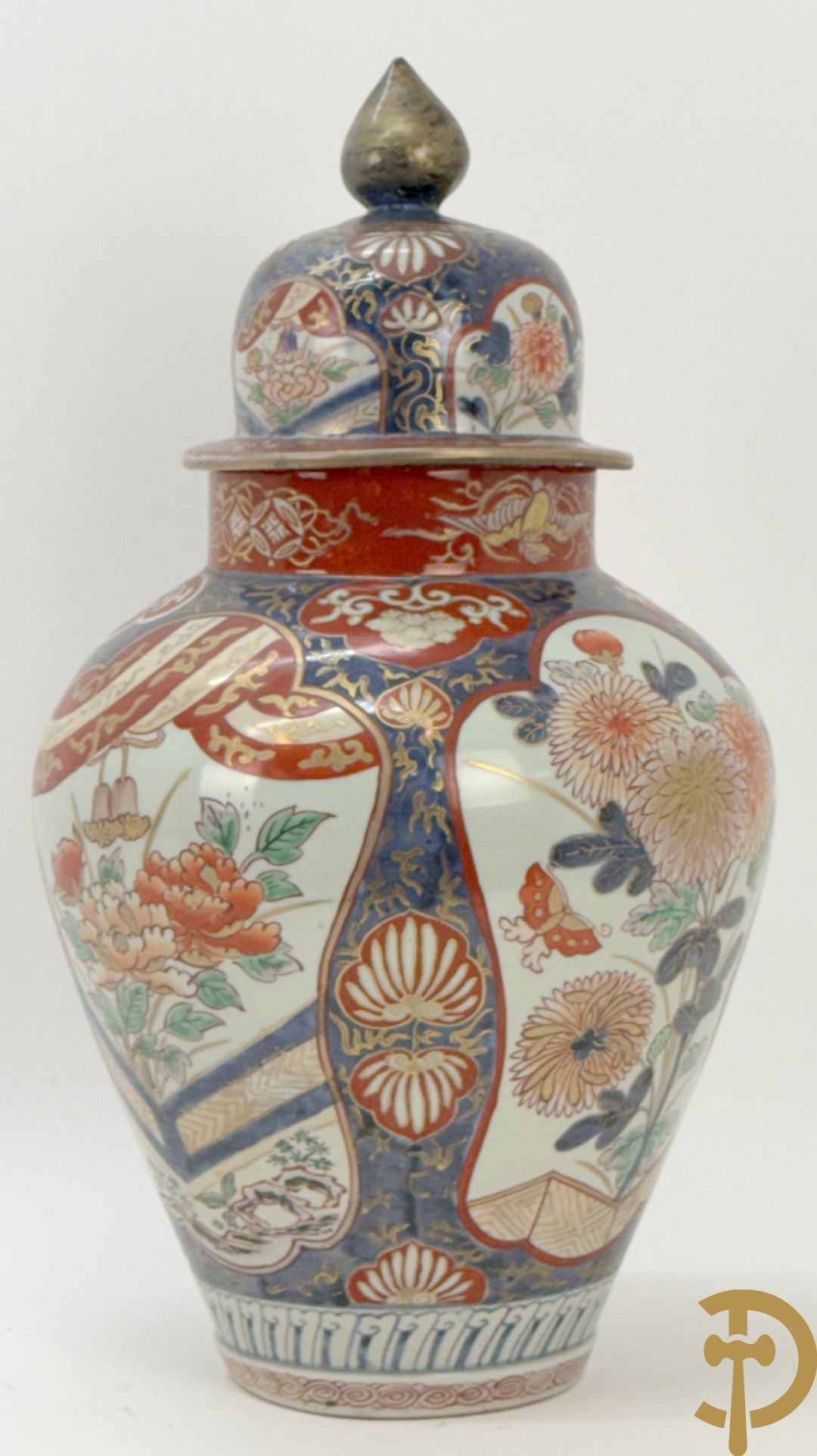 Japanse imari dekselpotiche met rood/blauw decor van bloemen in cartouches