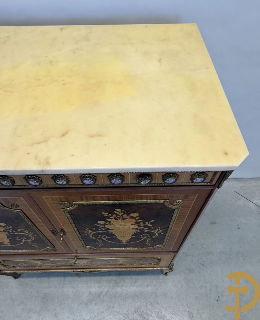 Notelaren TV/barmeubel bezet met bloemenmarquetterie en bronzen ornamenten met porseleinen plakkettes