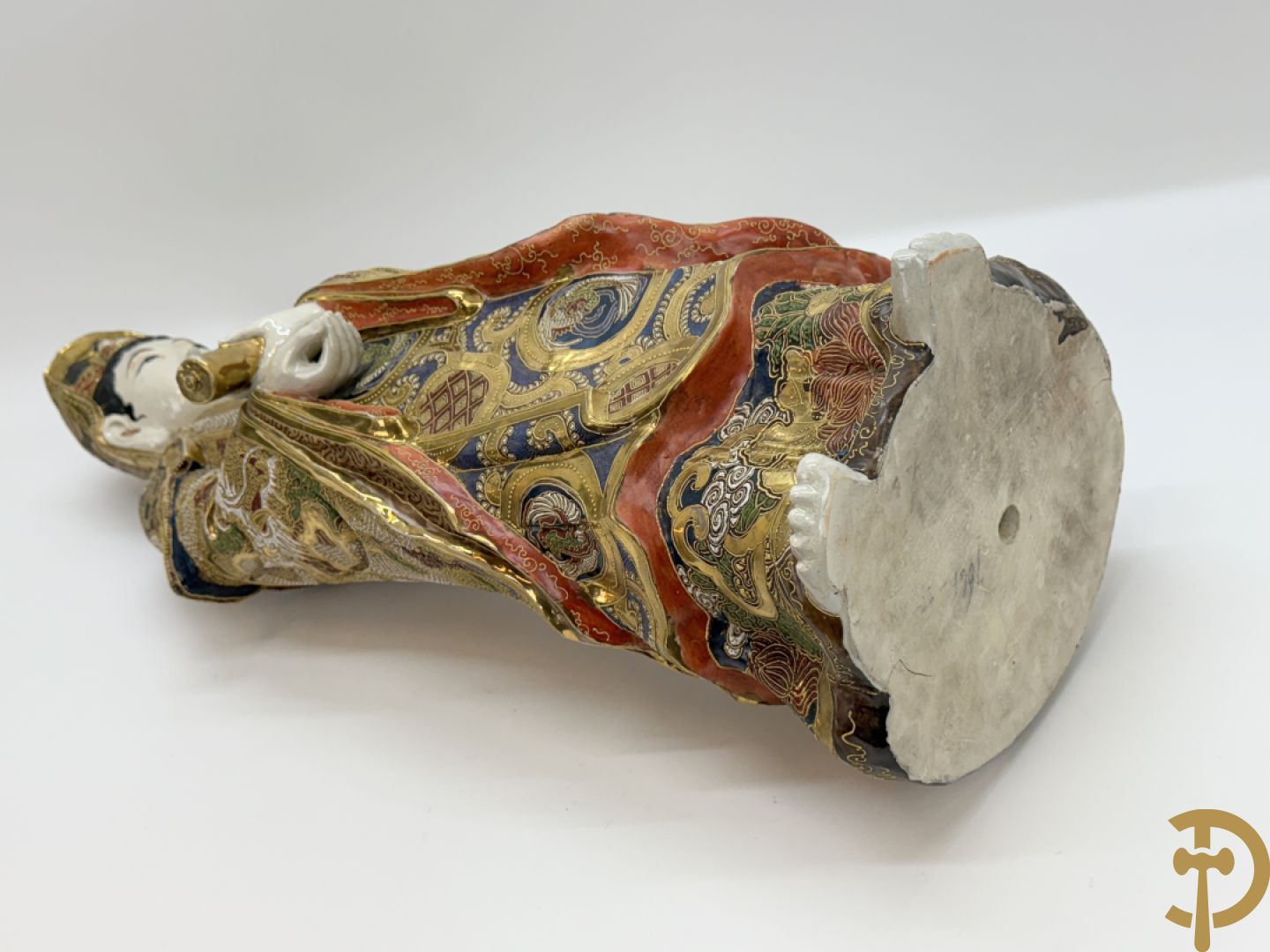 Grote staande Kwan Yin in Japans Satsumat porselein