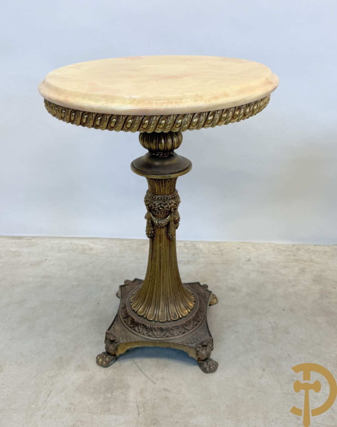 Drie cigognetafels met onix marmeren blad op koperen voluutvormige poten + 2 bijzettafeltjes op koperen voet