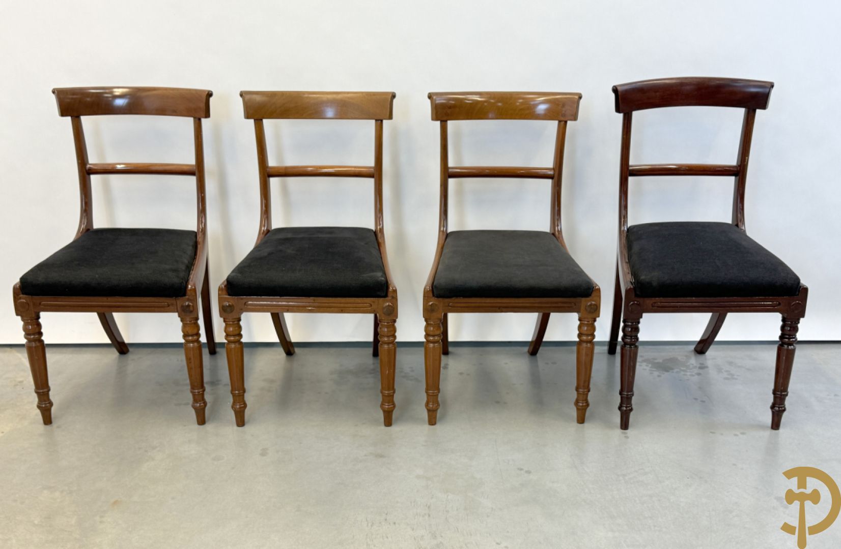Set van 8 notelaren gondelvormige stoelen