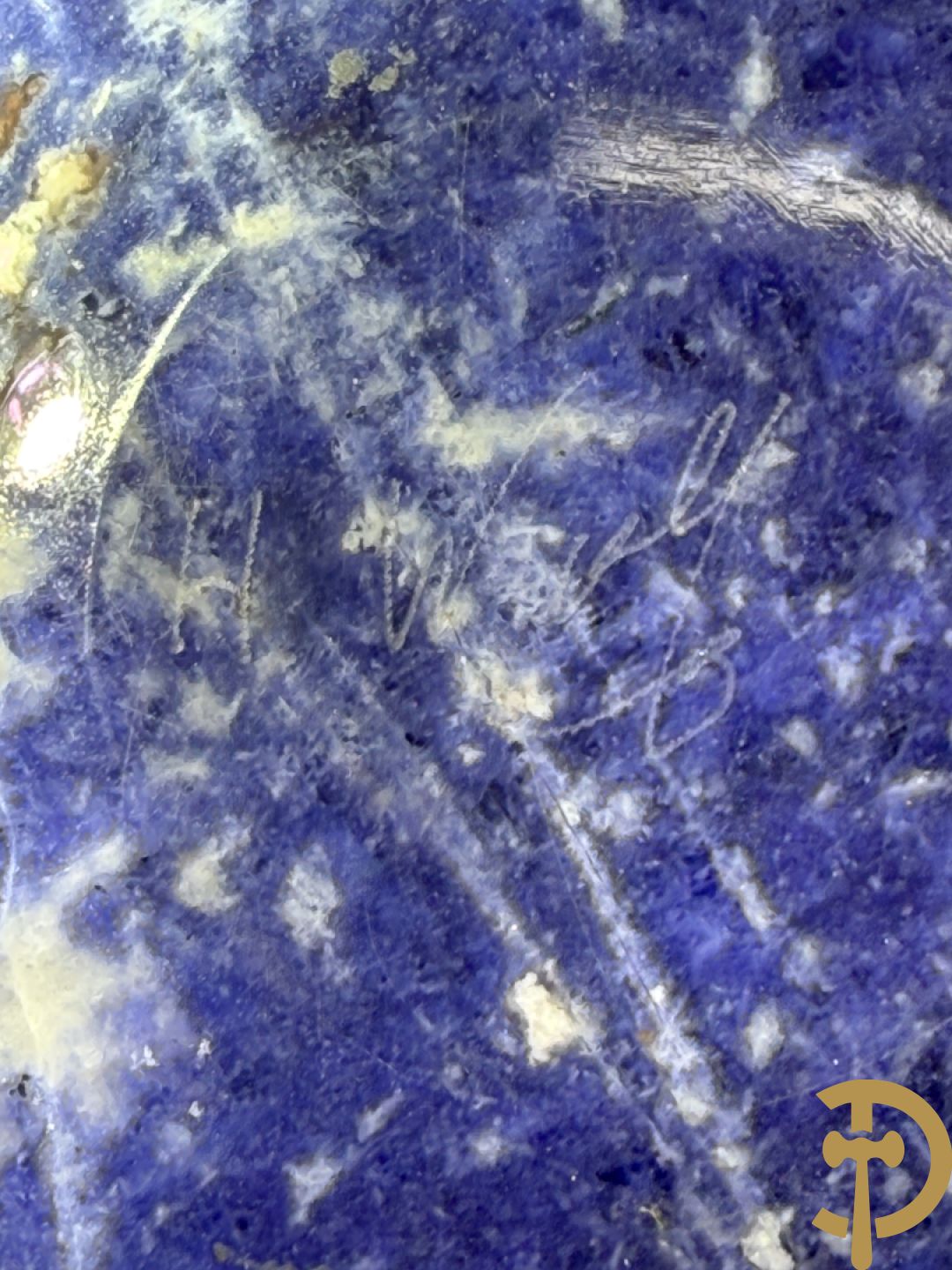 Wolf Helmut (getekend onderaan) Gepolierde schaal/bowl van blauw/wit sodaliet met golvende rand onder getekend WOLF H. (Steinbildhauer, Edelsteingestalter, aus Kirschweiler, Idar-Oberstein),