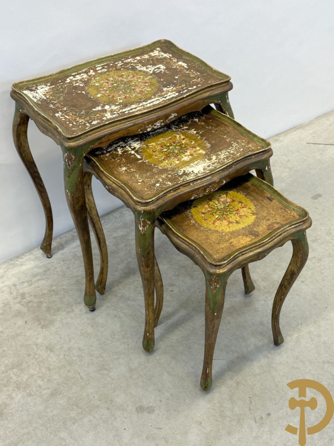 2 sets van drie vergulde Italiaanse inschuifbare bijzettafels