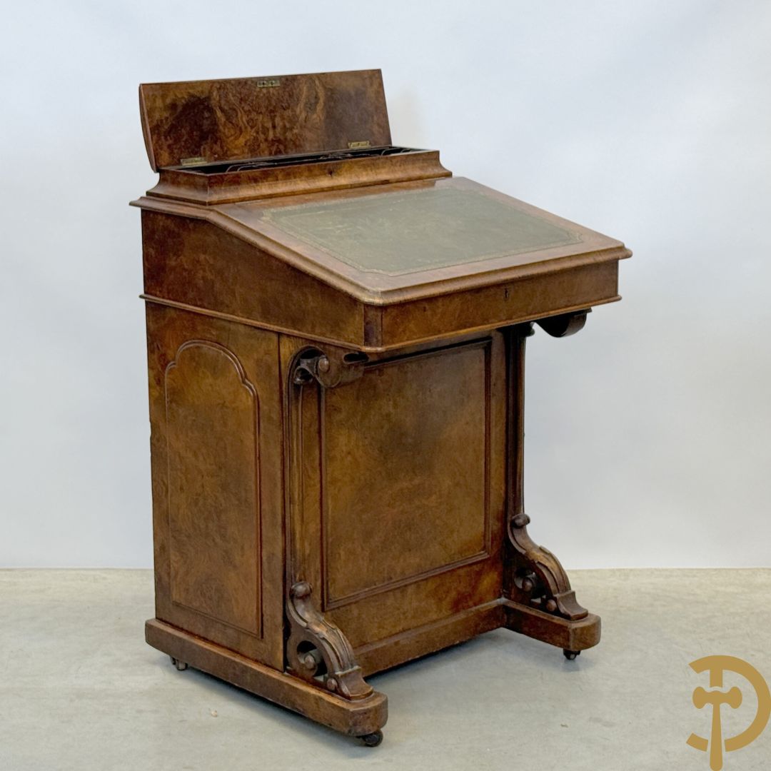 Wortelnotehouten Engels Davenportbureel met klep - zijdelings met deur en 4 ingebouwde lades