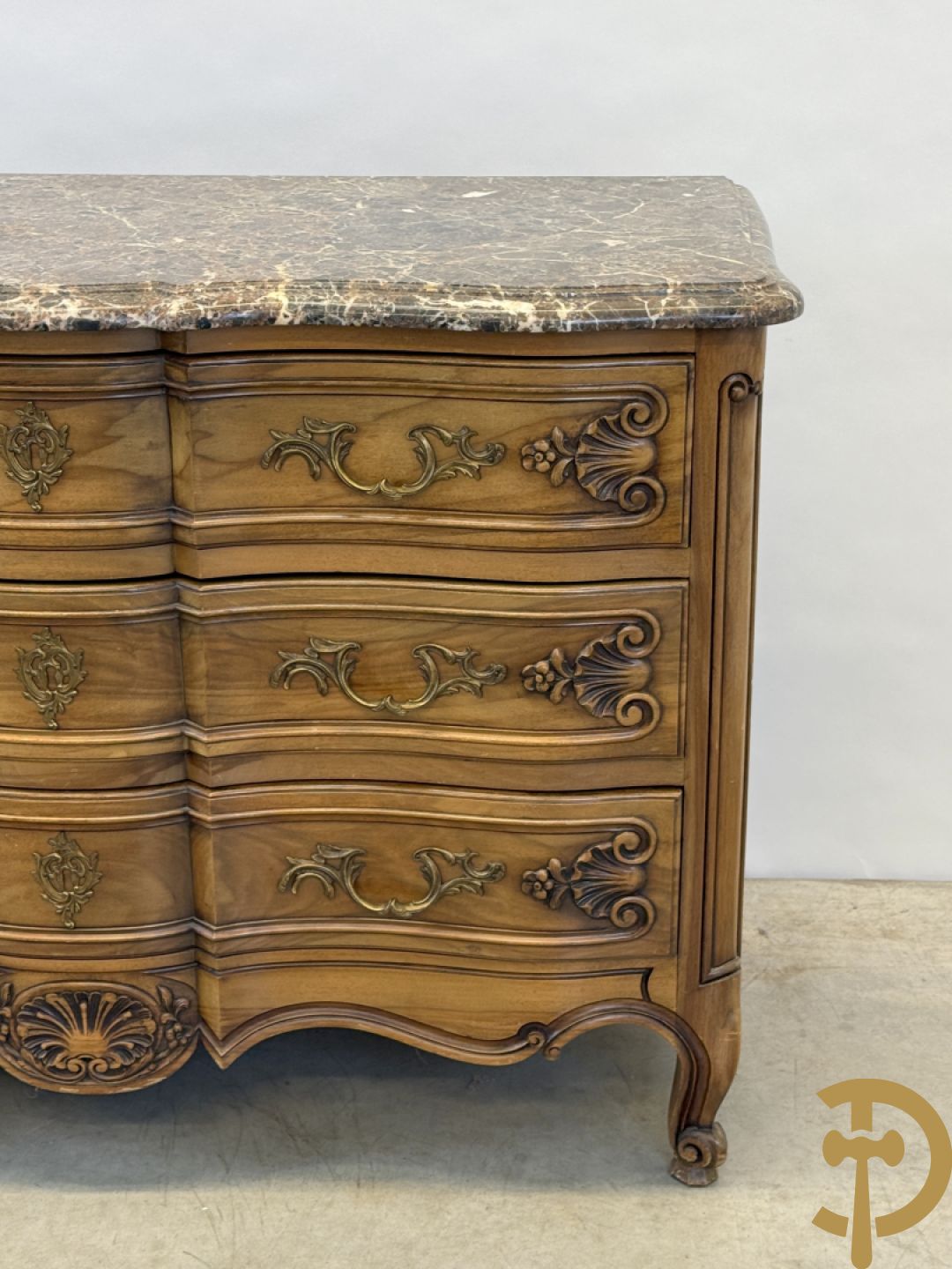 Notelaren drieladencommode met accanthusranken en rocailles, met marmeren blad, op voluutvormige poten