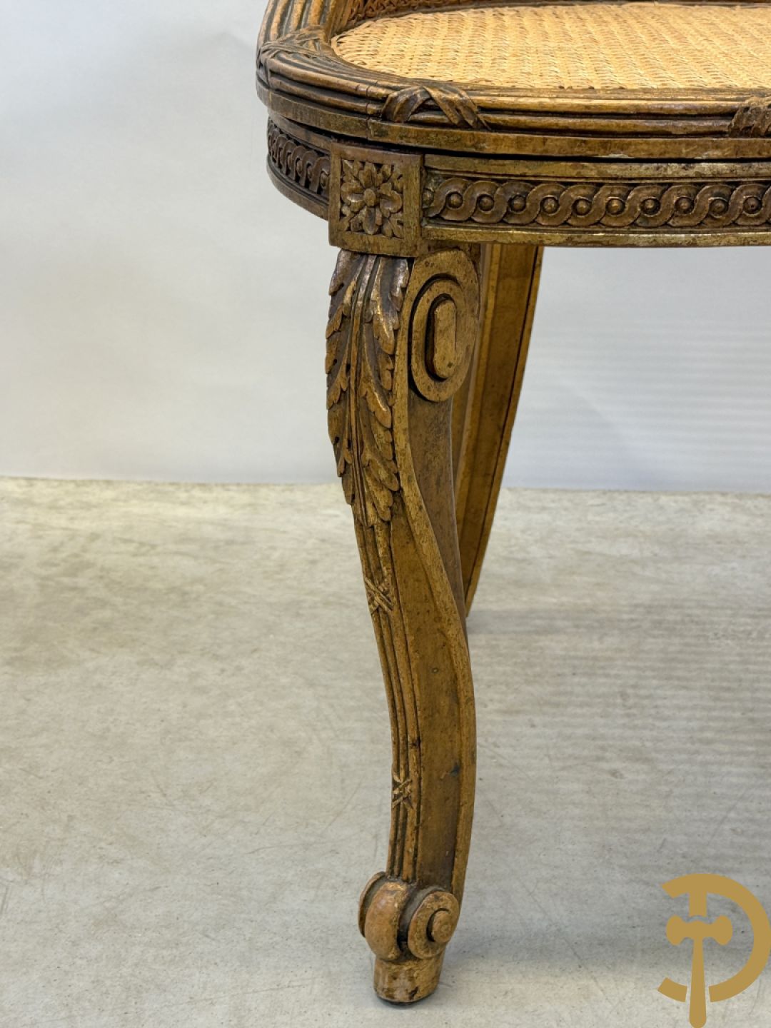 Paar bijzetzetels Louis XVI stijl met bloemenmotieven op voluutvormige poten, dubbel gecanneerd