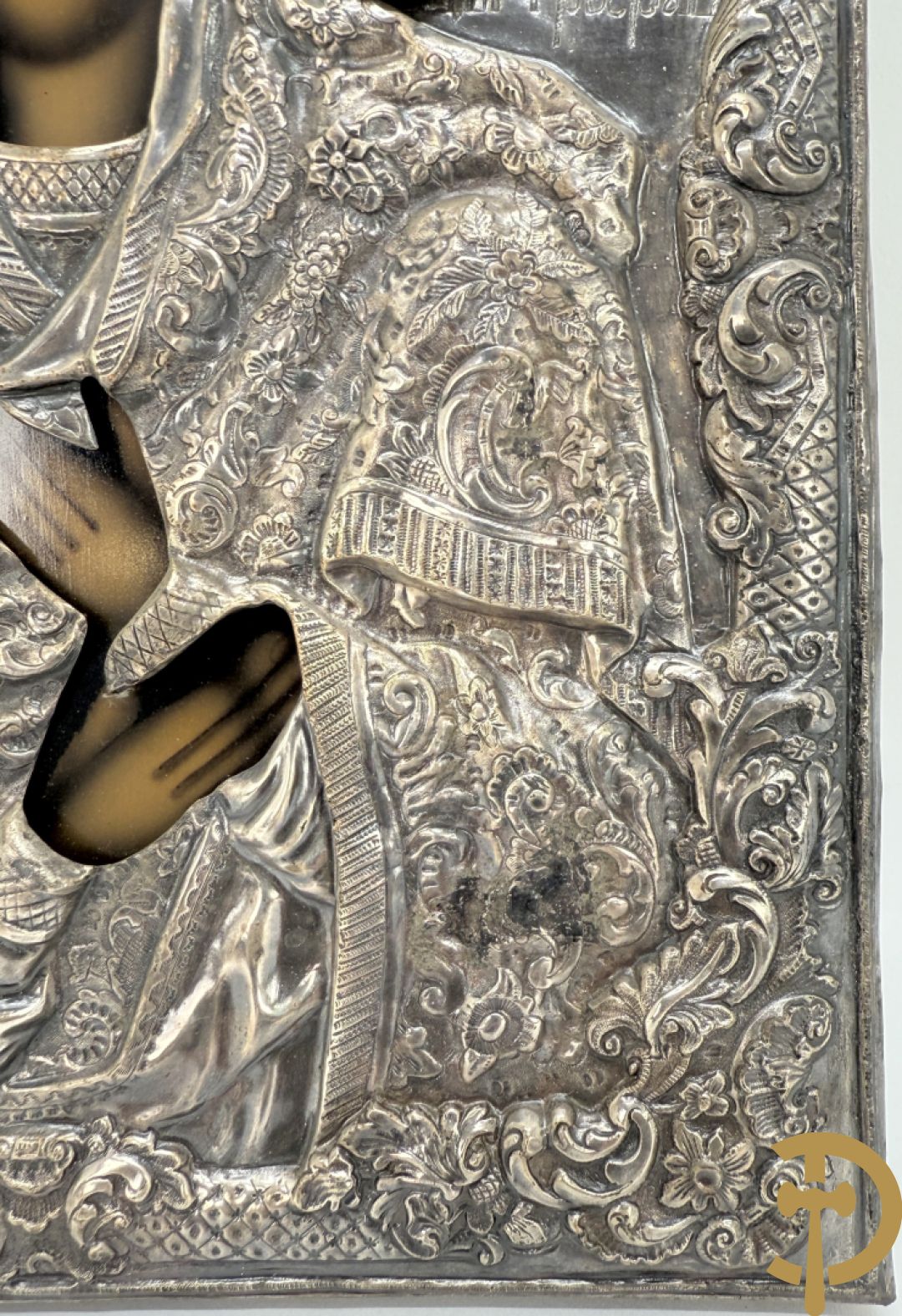 Ikoon met voorstelling van Madonna met kind en verzilverde rizza bezet met email