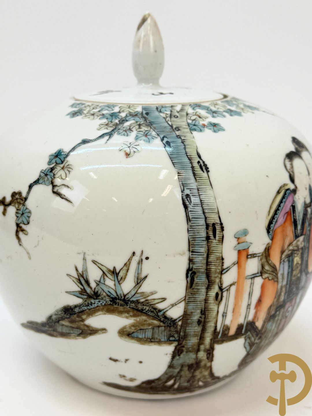 Chinese porseleinen vaas met decor van fo honden + Dekselpotiche in Chinees porselein met geanimeerd decor van dames in landschap