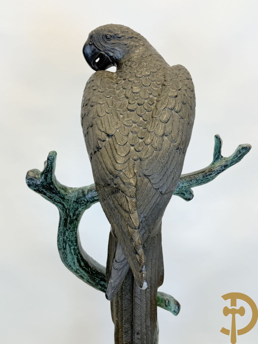 Metalen gepatineerde papegaai op boomstronk