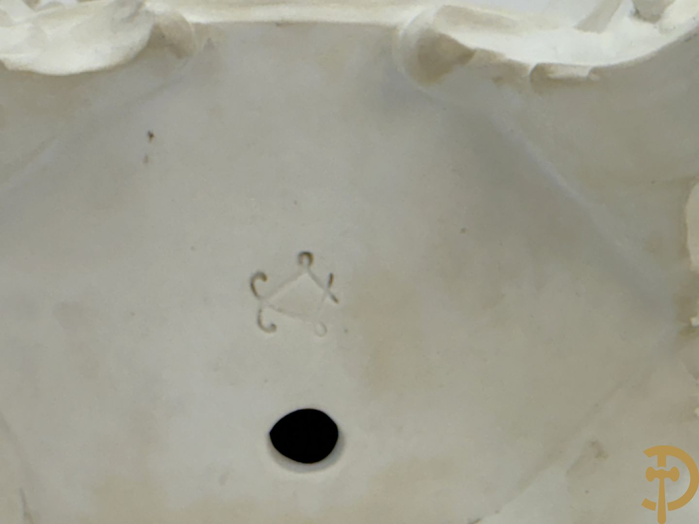 Driedelige porseleinen garnituur bestaande uit pendule bezet met lieftallig koppel, geflankeerd door paar kandelaars met cupido