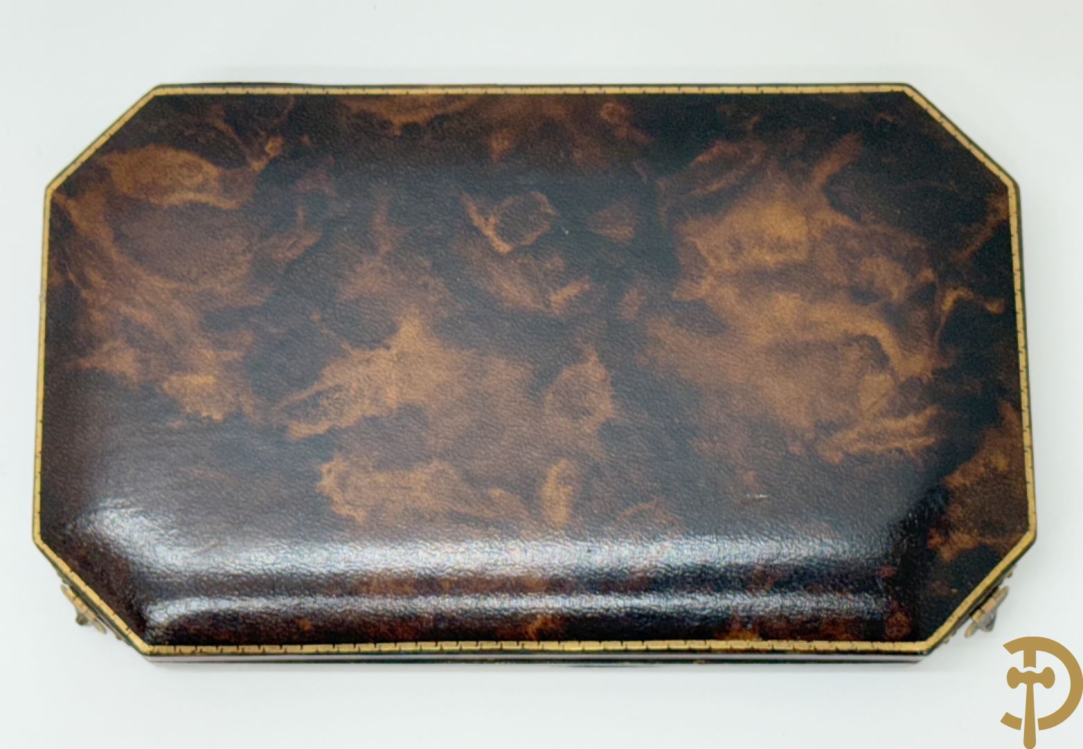 Massief zilveren sigarettenhouder bezet met email bovenaan, Engels gemerkt, in schrijn + massief zilveren poederdoos bezet met email in schrijn