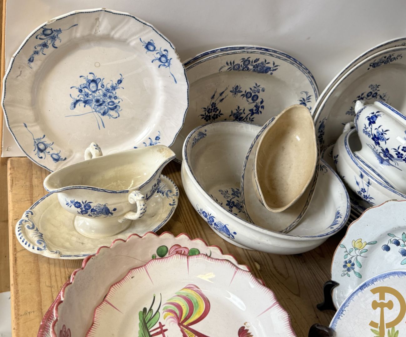 Franse meerkleurige keramieken borden met bloemendecor w.o. Strassbourg + delen van faience servies Grand Boucquet Boch