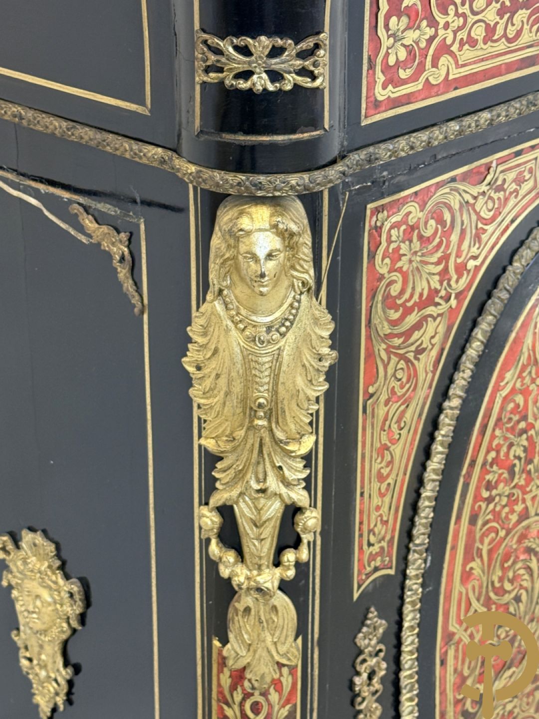 Napoleon III tweedeursdresse bezet met bronzen ornamenten van dameshoofden - paar ovale medaillons in de deuren, alles bezet met Boulle techniek - bovenaan met marmeren blad