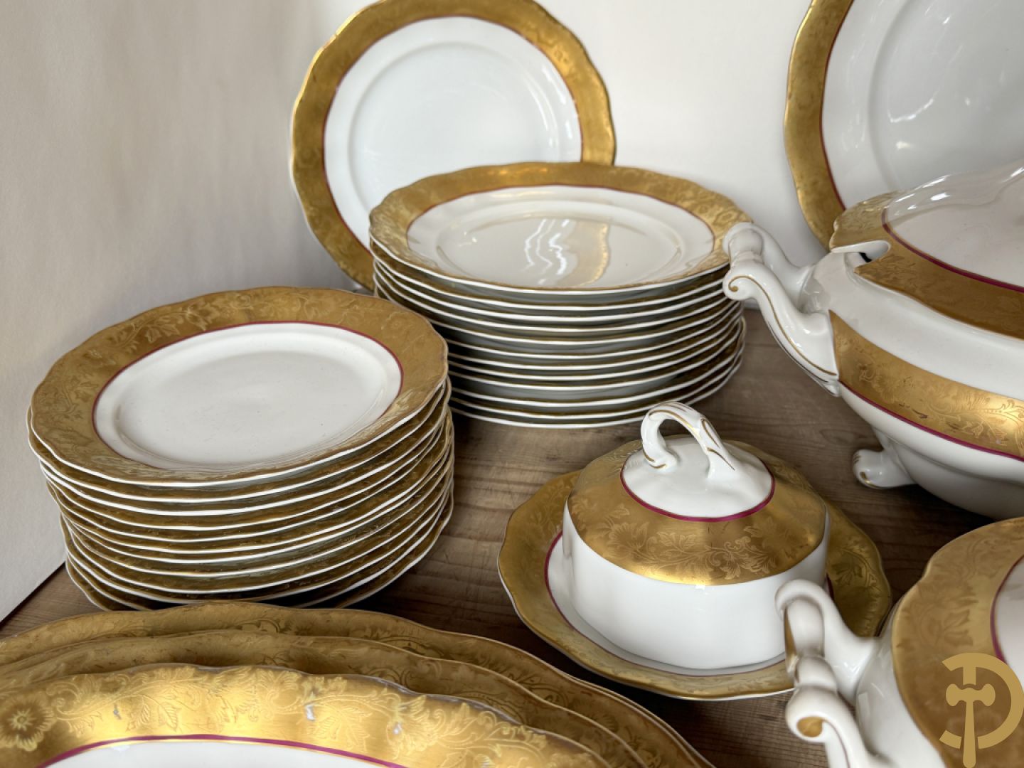 Verguld porseleinen servies met bloemenmotieven