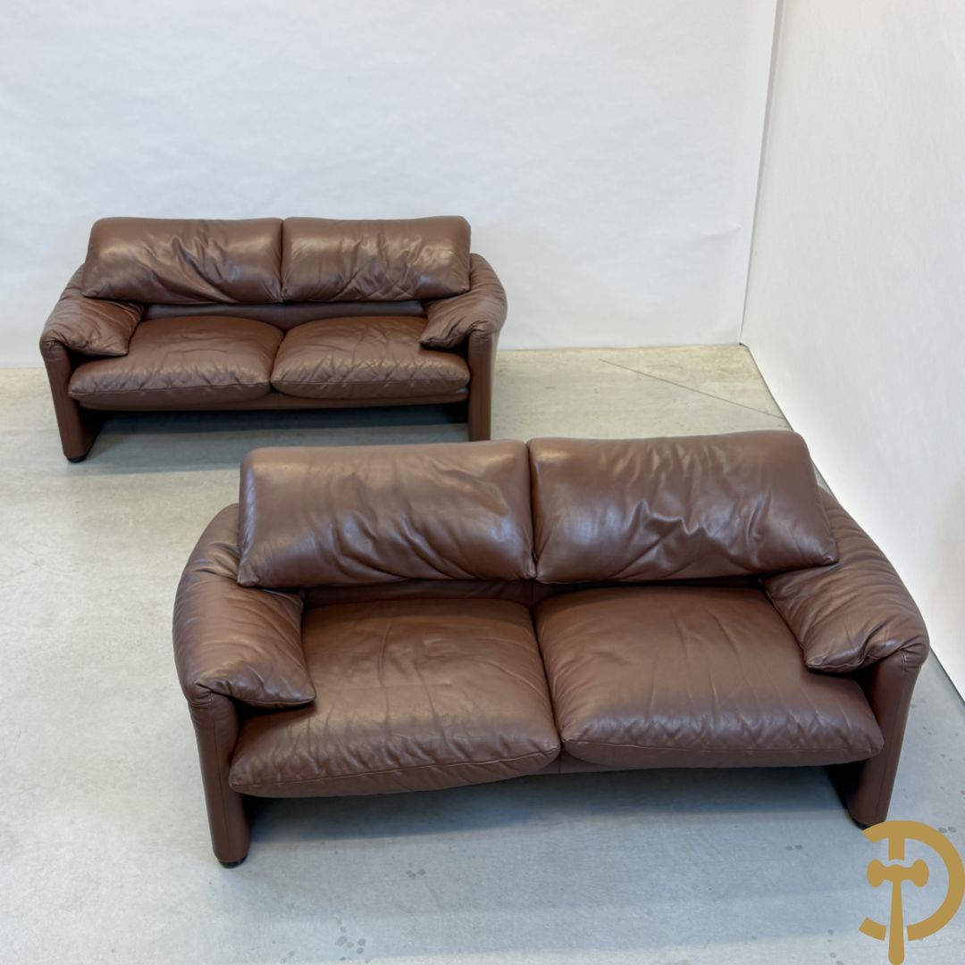 Paar bruin lederen canapé's tweezit, uitgave Cassina, type Maralunga, ontworpen door Vico Magistretti