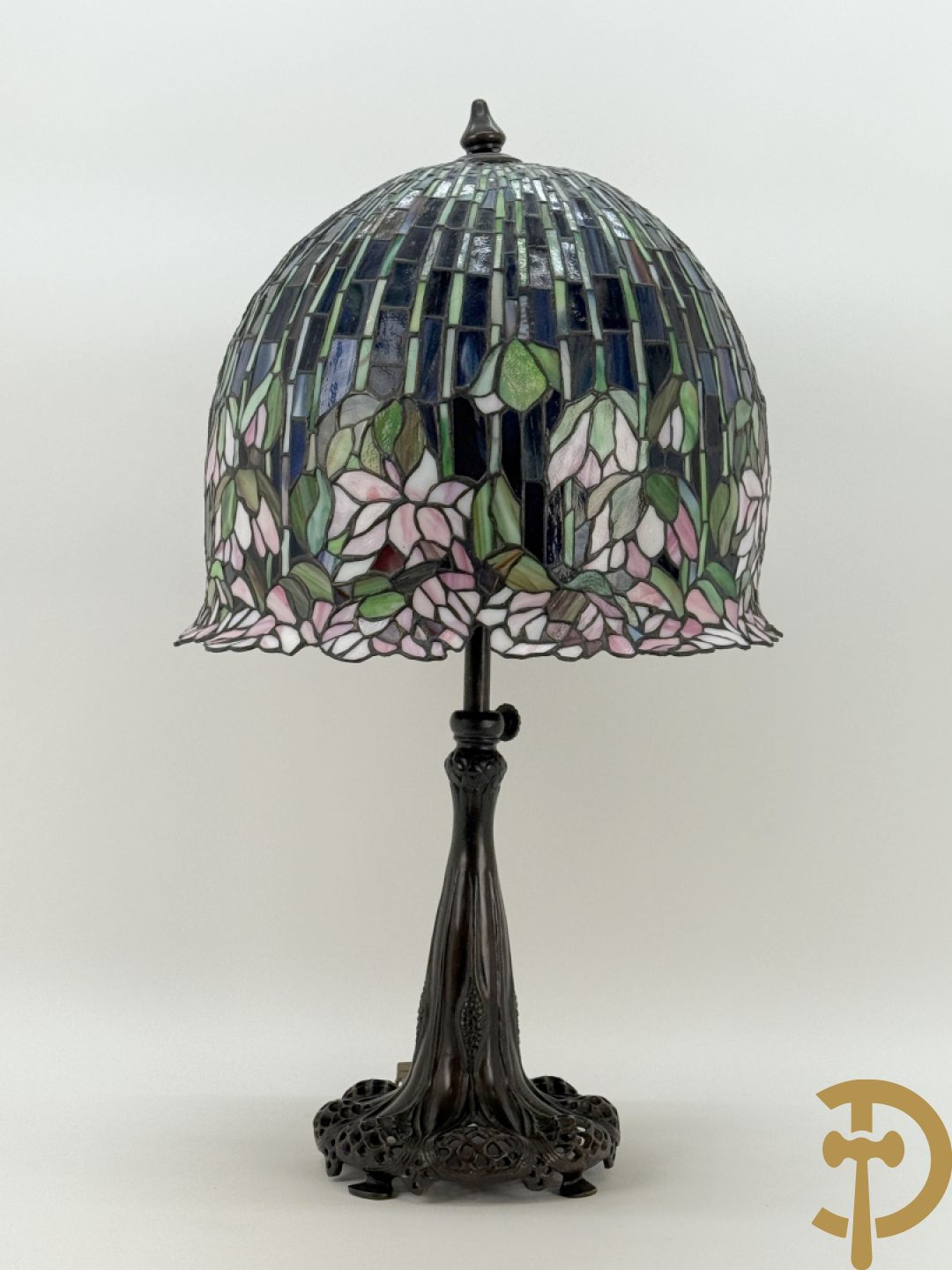 Bronzen tafellampadaire met kap met bloemen, Tiffany stijl