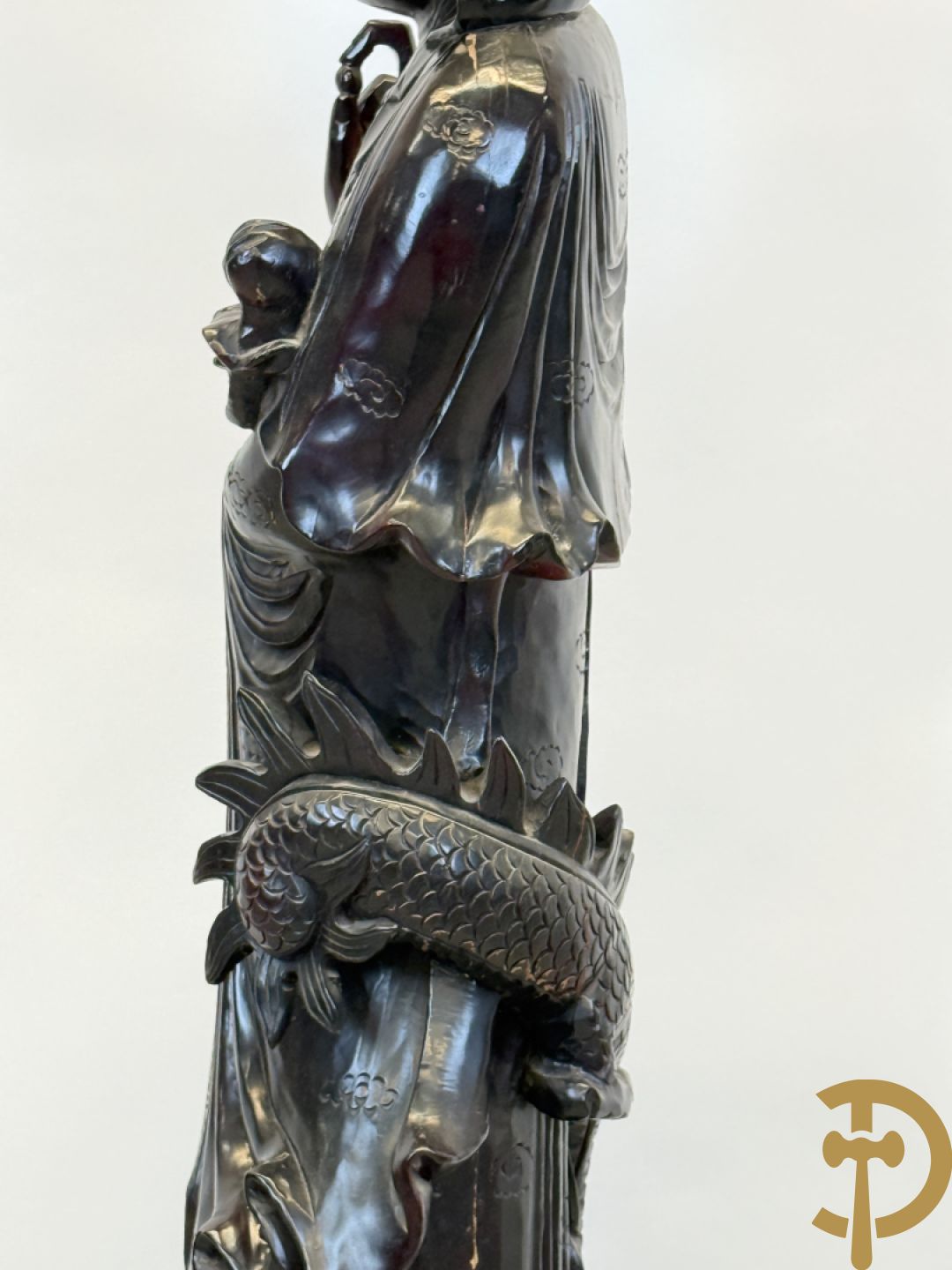 Aziatische houtsculptuur van Guanying met lotusbloem en drakenfiguur aan de voet