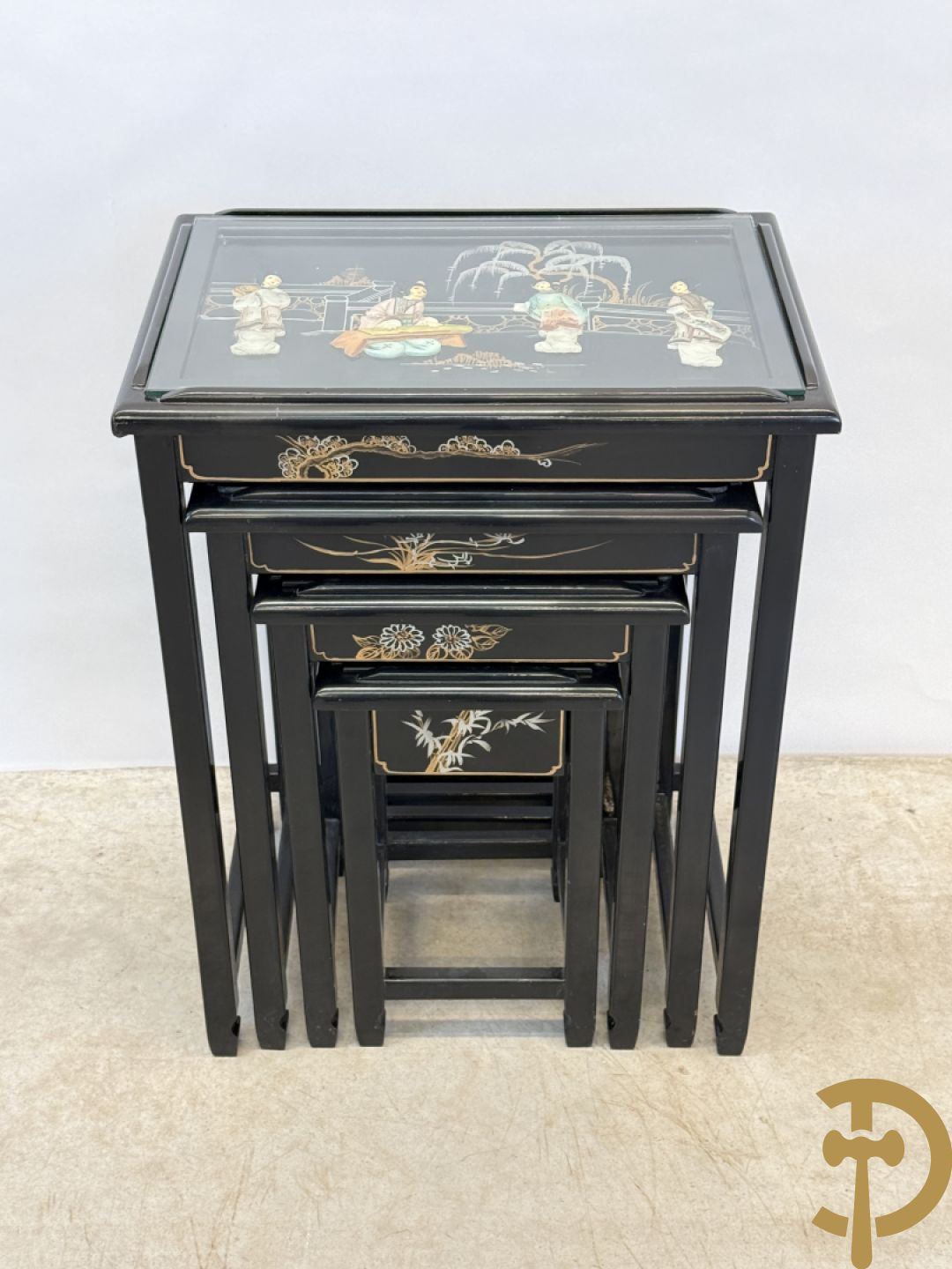 Set Chinese nesttables met geanimeerde scènes van geisha