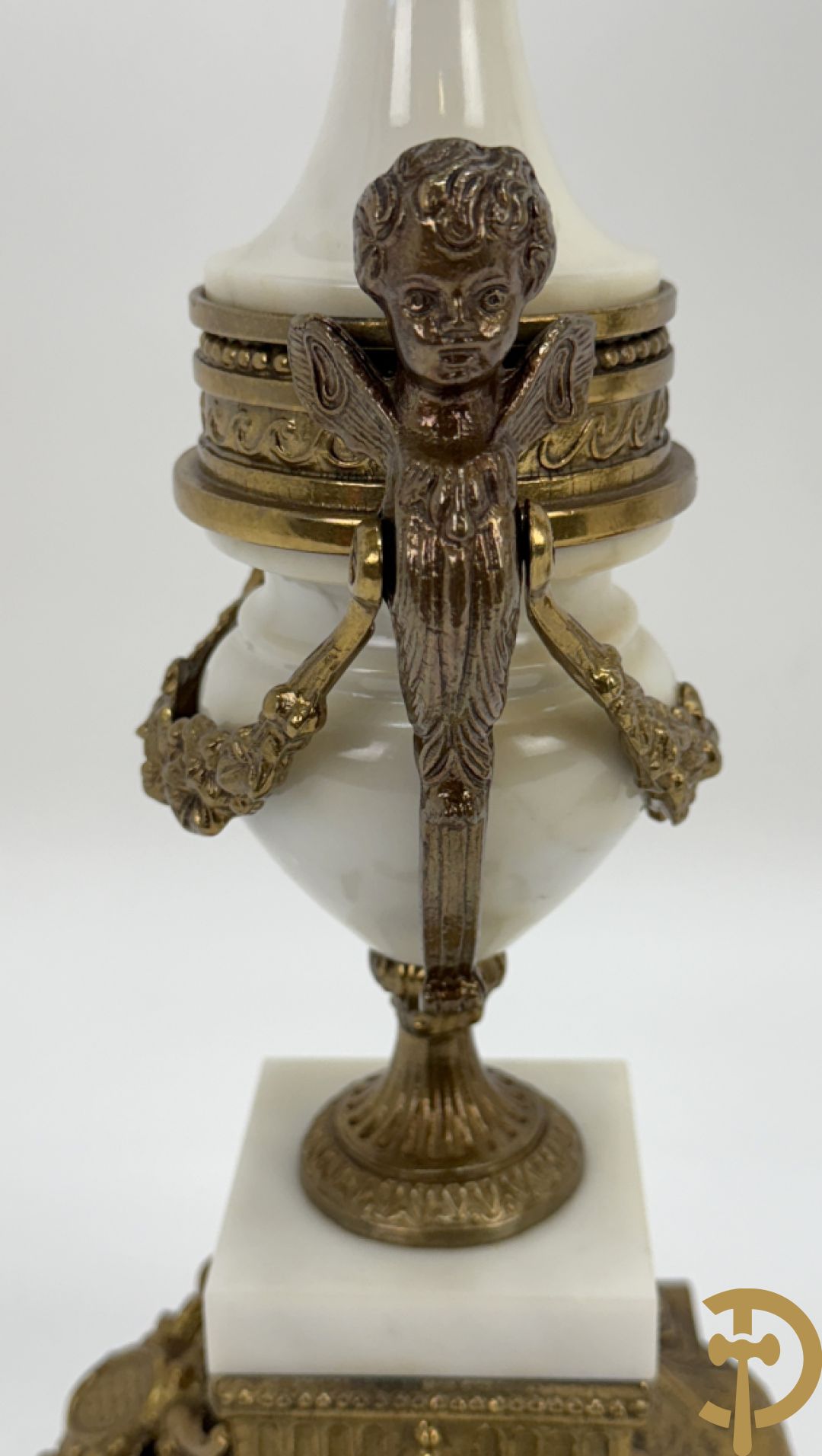 Driedelige koperen garnituur, centraal met harp geflankeerd door paar cupido