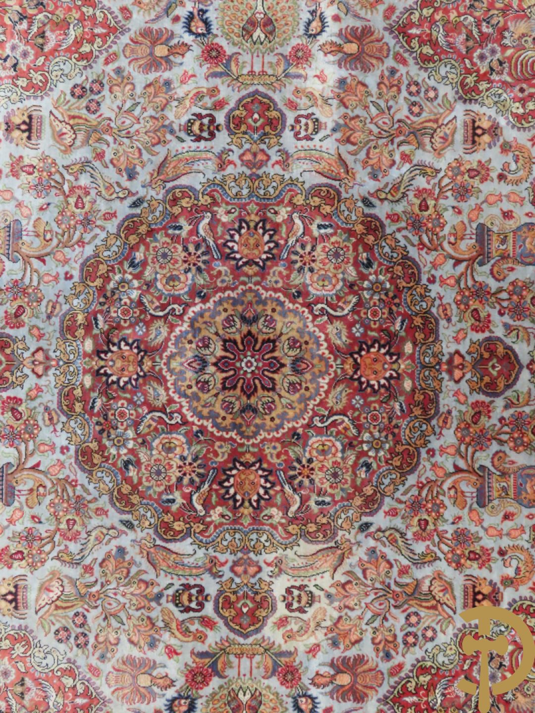 Oosters handgeknoopt tapijt zijde op katoen met bloemenpatronen, vogelmotieven en decor van amfoorvazen + Oosters handgeknoopt tapijt met decor van bloemen en amfoorvaas