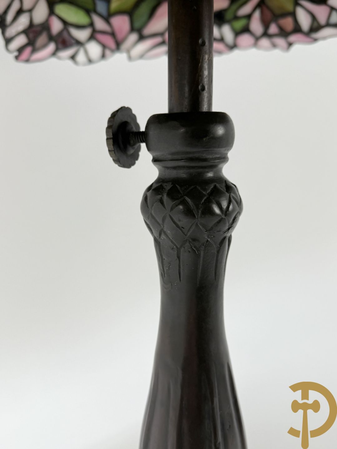 Bronzen tafellampadaire met kap met bloemen, Tiffany stijl