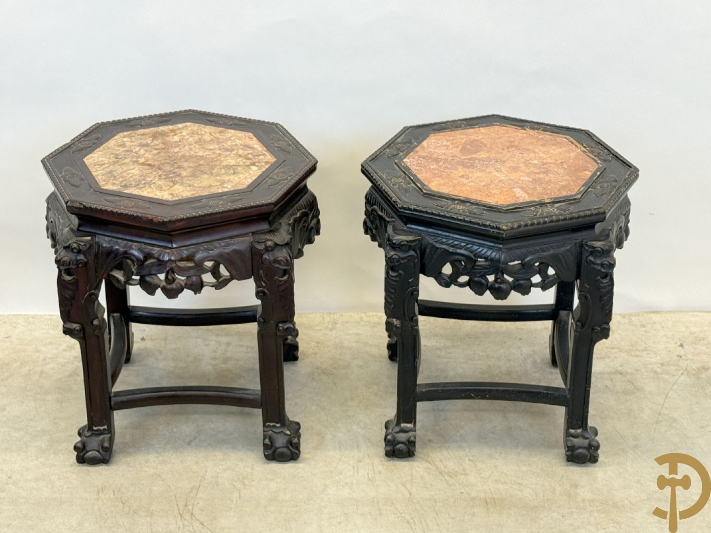 Paar achthoekige hardhouten Chinese sokkels met fo-honden en bloemendecoratie