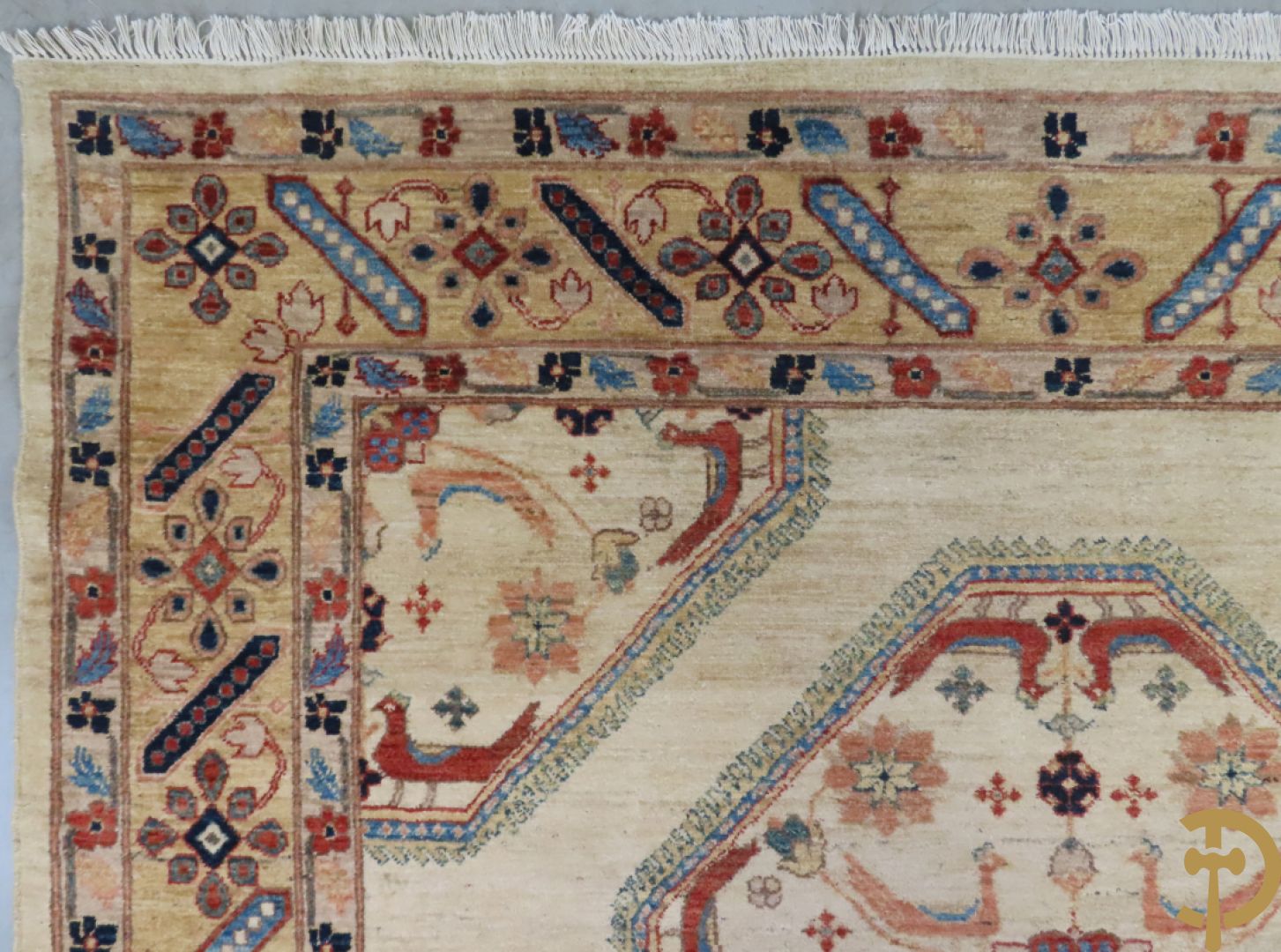 Oosters handgeknoopt tapijt met bloemen- en vogelmotieven op beige fond