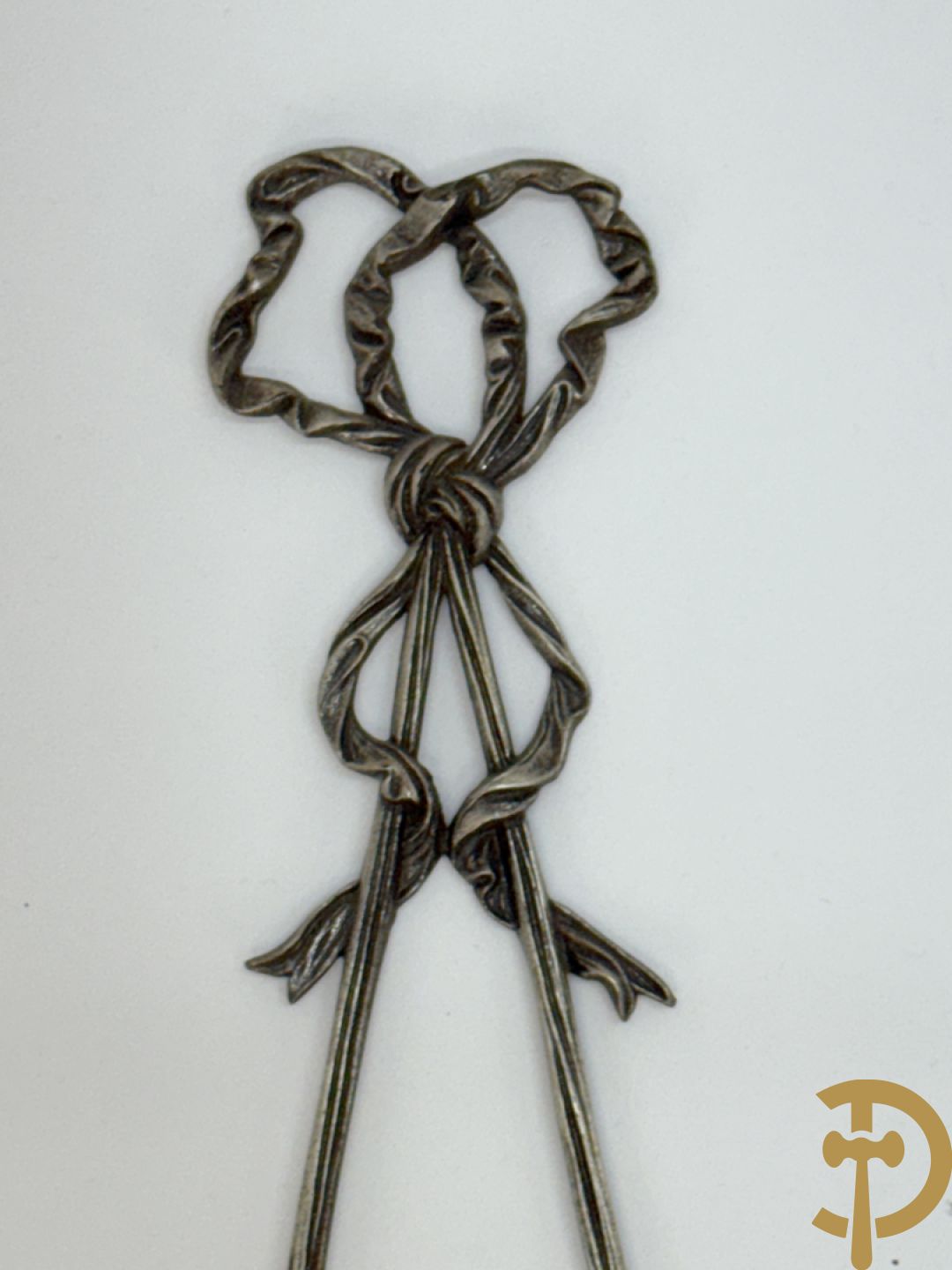 Paar verchroomde bronzen twee-armige applieken met porseleinen bloemen bezet