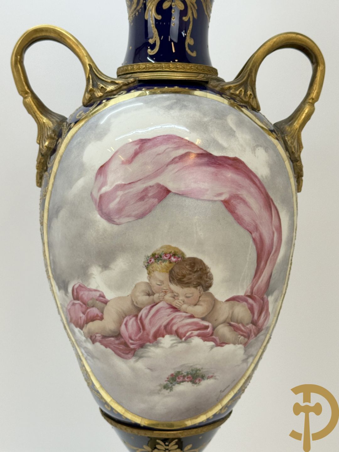 Paar Sèvres stijl vazen met bronzen oren en éénzijdig decor van cupido