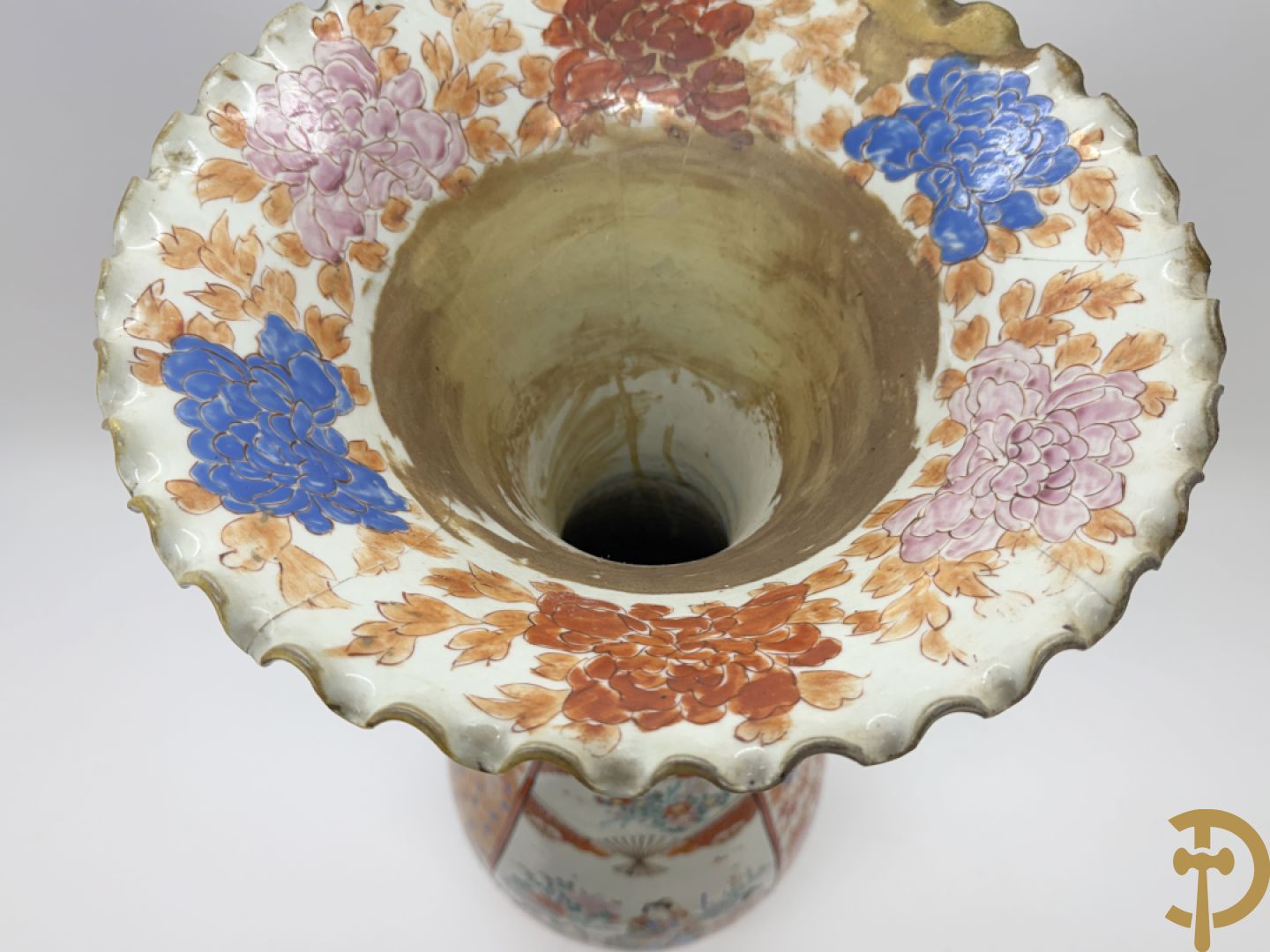 Paar Japanse porseleinen waaiervazen met bloemen en geanimeerd decor