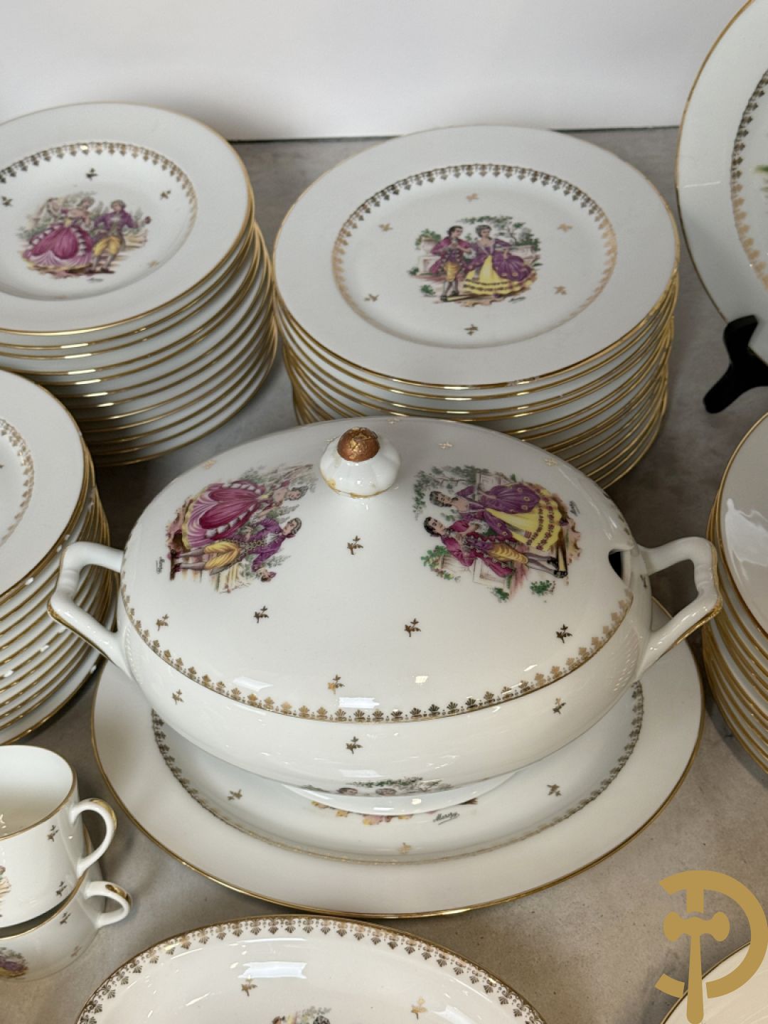 Porseleinen eet- en koffieservies met decor van elegant koppel, Limoges gemerkt