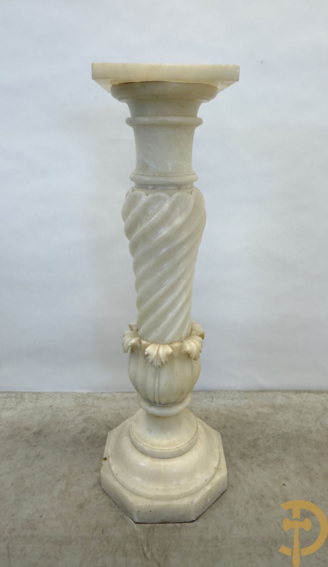 Getorste albast zuil met accanthusranken met draaibare plateau op achthoekige basis