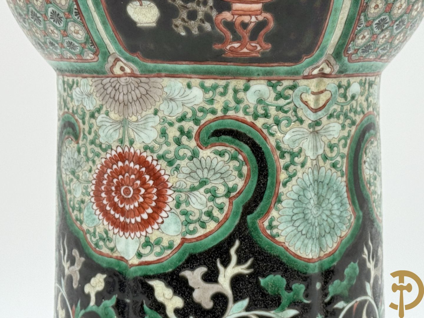 Antieke Chinese Gu vaas met geschenkendecor op zwarte fond