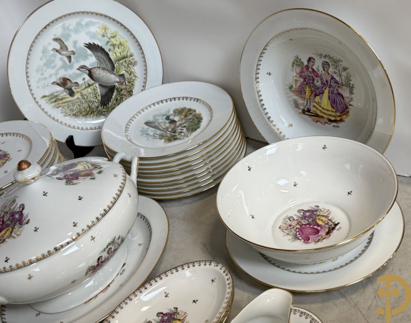 Porseleinen eet- en koffieservies met decor van elegant koppel, Limoges gemerkt