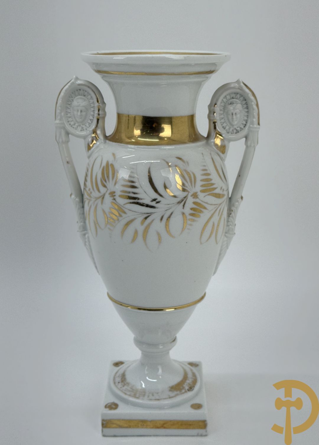 Paar Vieux Bruxelles cornetvazen met religieuse symboliek + grote tas op onderschaal + amfoorvaas