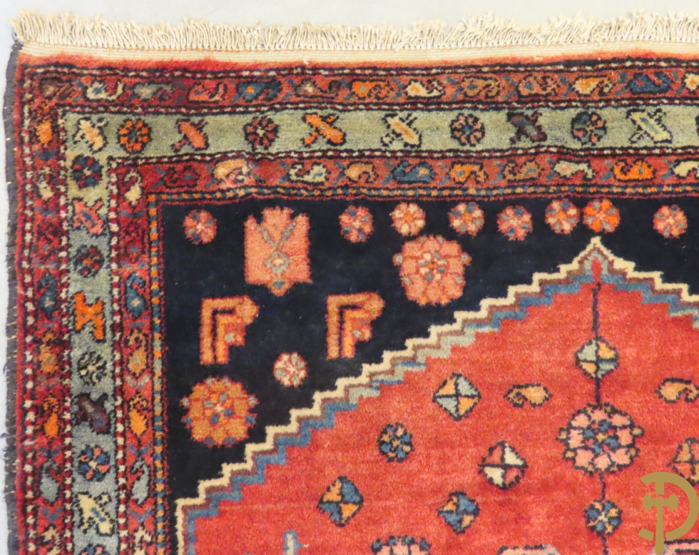 Oosterse handgeknoopt tapijt met geometrische motieven op blauwe fond Malayer + Oosters handgeknoopt tapijt met bloemenpatronen rode fond Kashkay