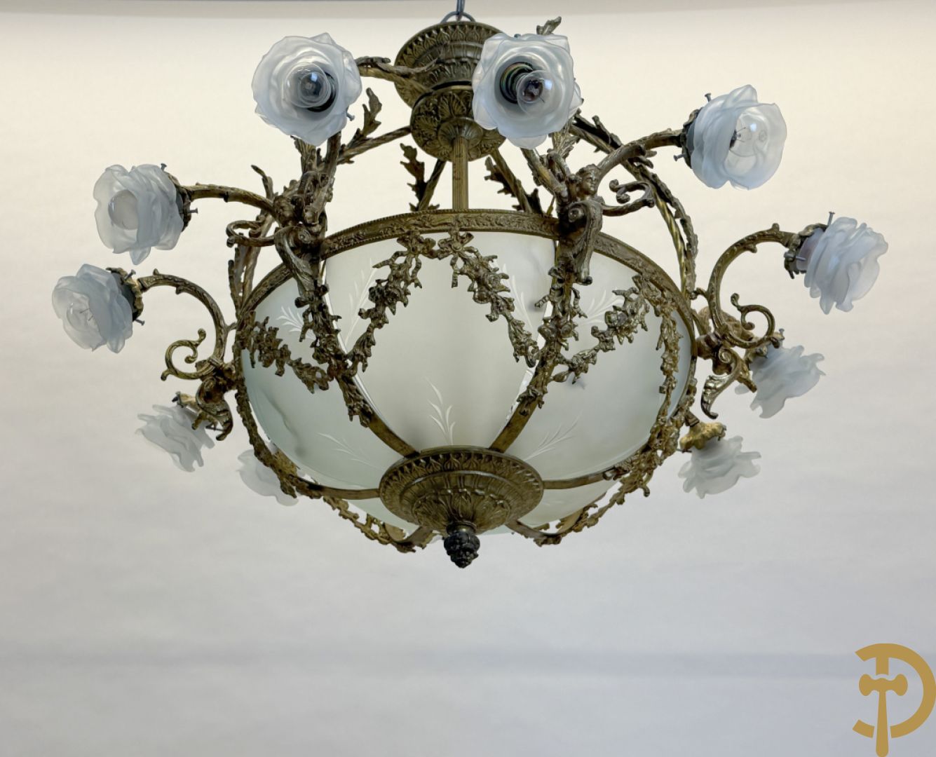 Bronzen ronde luchter met 12 lichtpunten en roosjes