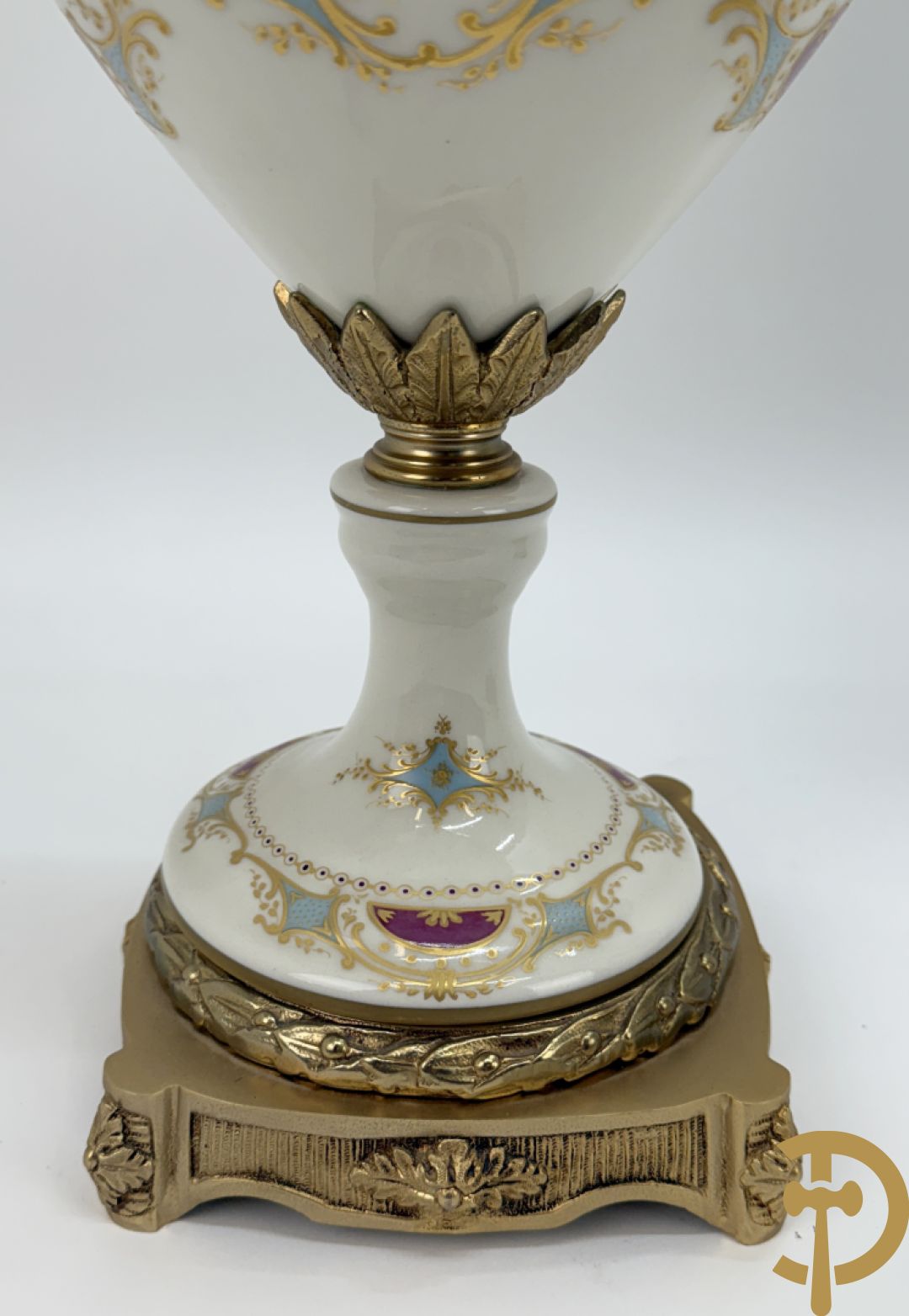 Paar porseleinen Sèvres stijl dekselpotiches met dubbel bedrukt romantisch decor en bezet met bronzen ornamenten