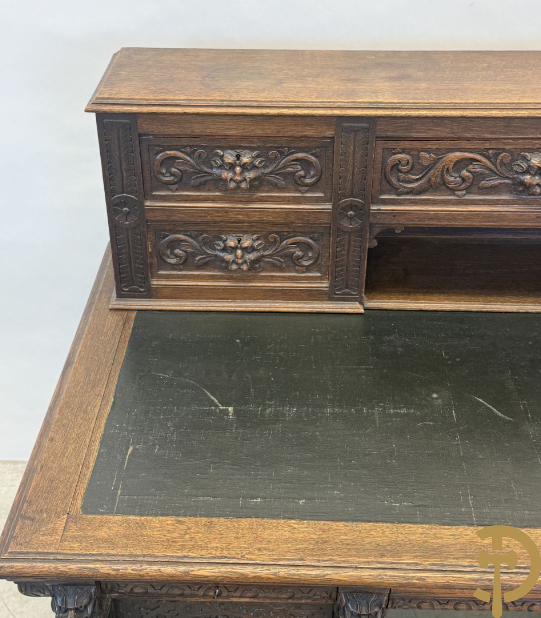 Mechels eiken bureau met opstand en Neo Renaissance invloeden