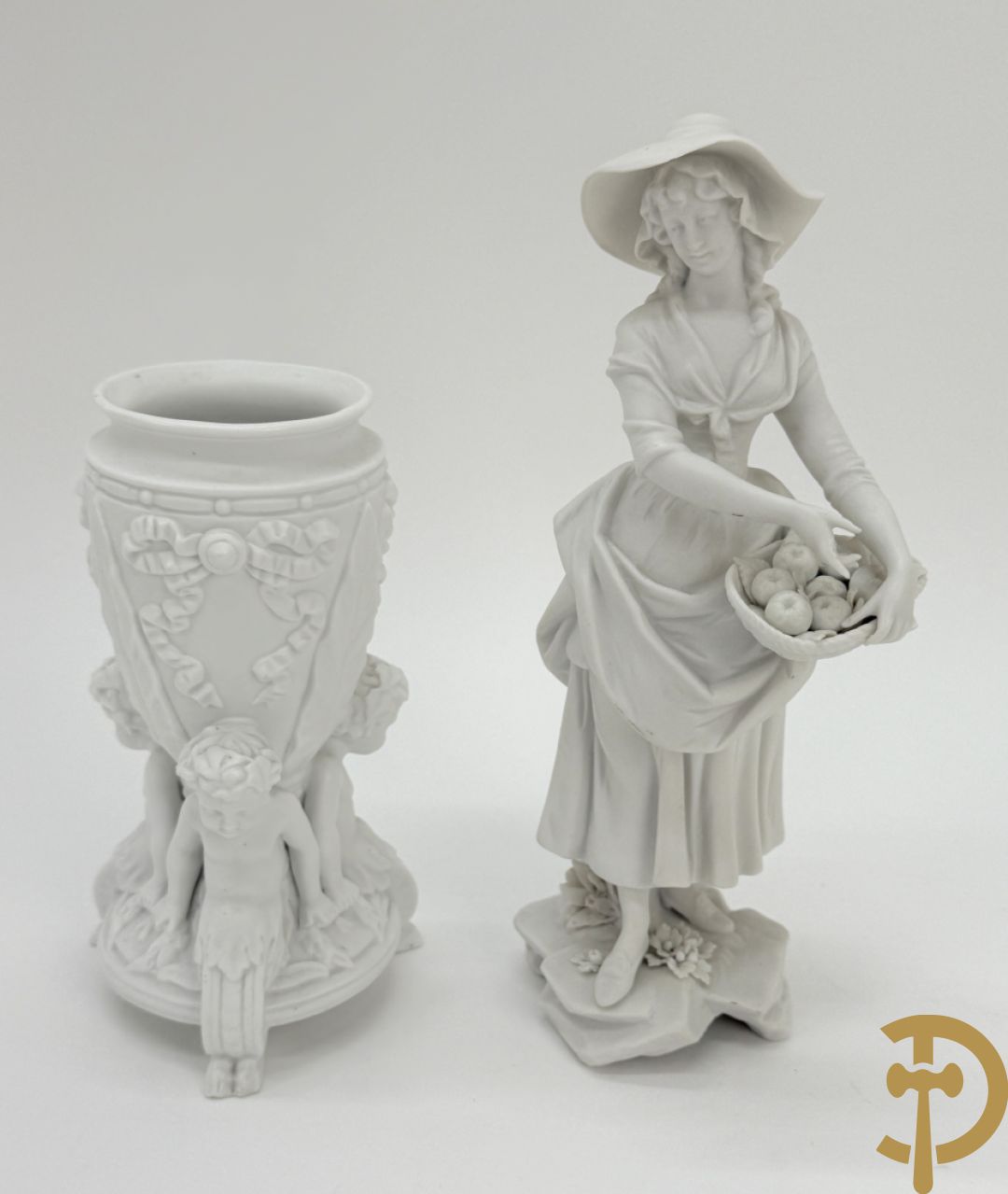 Vijf witte biscuits met cupido