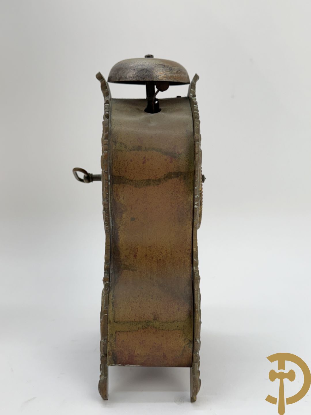 Zes miniatuurklokjes w.o. cupido houdende een pendule, marmeren kapelklokje, 2 reiswekkers, Napoleon III pendule in koper en zamak klokje