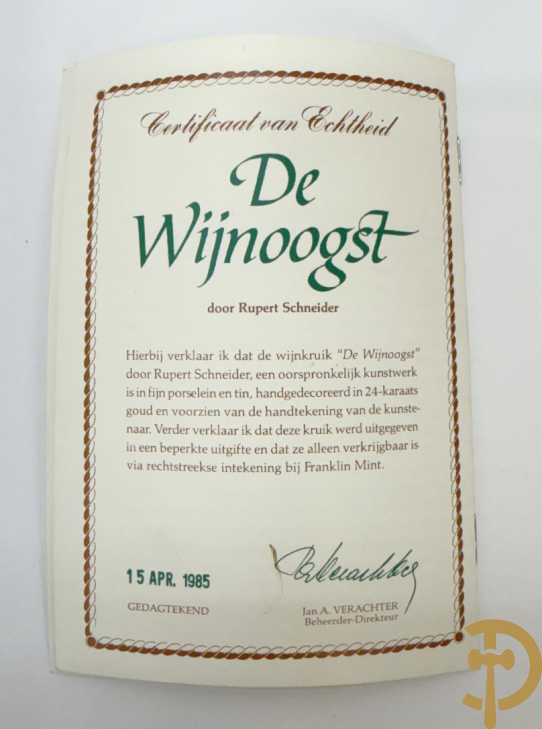 Varia porselein en keramiek : paar jardinières met zwanen, apothekerspot, 2 schenkkannen Franklin Mint en vaas Hutschenreuter