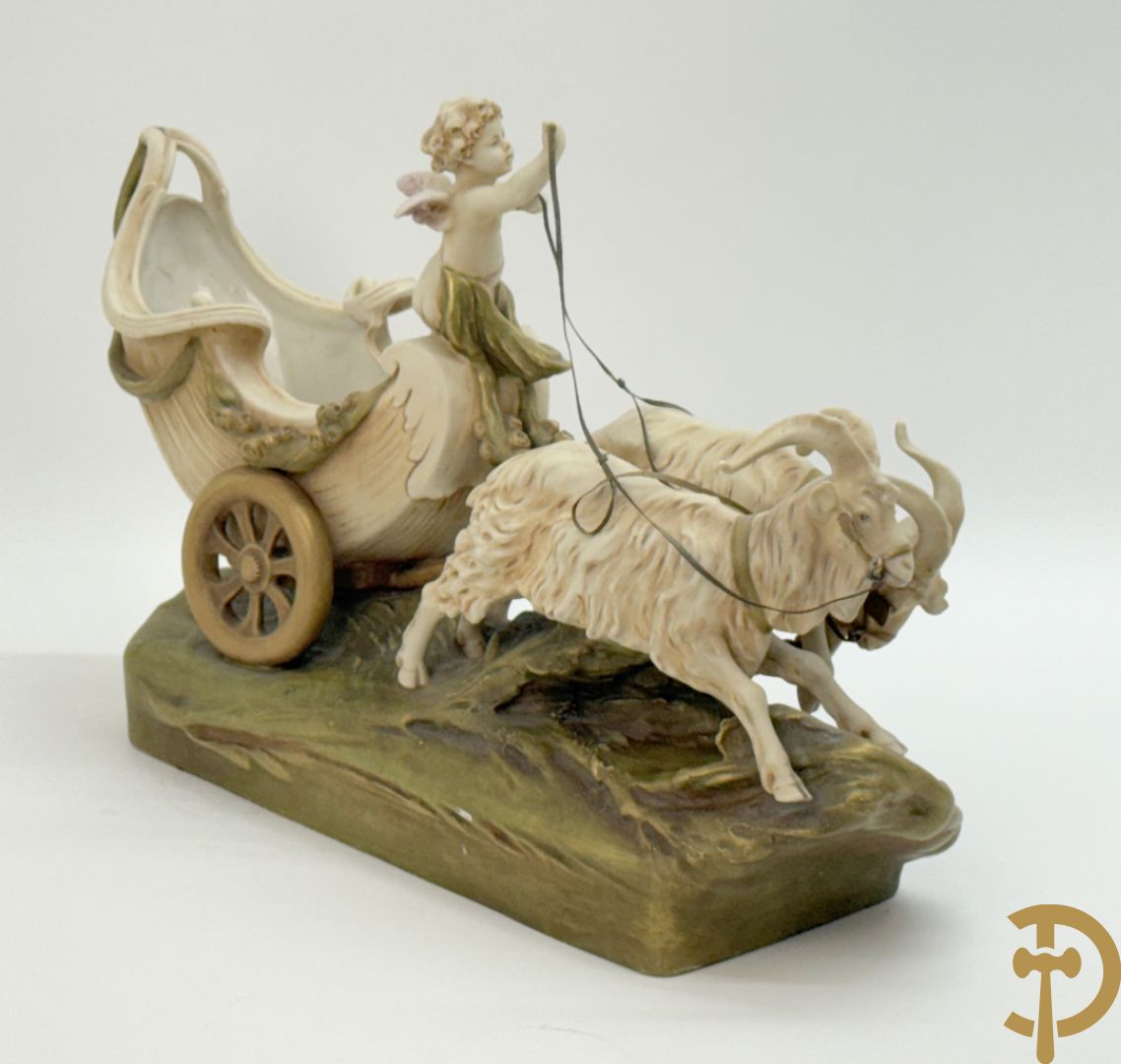 Royal Dux beeld van cupido met 2 rammen op carosse
