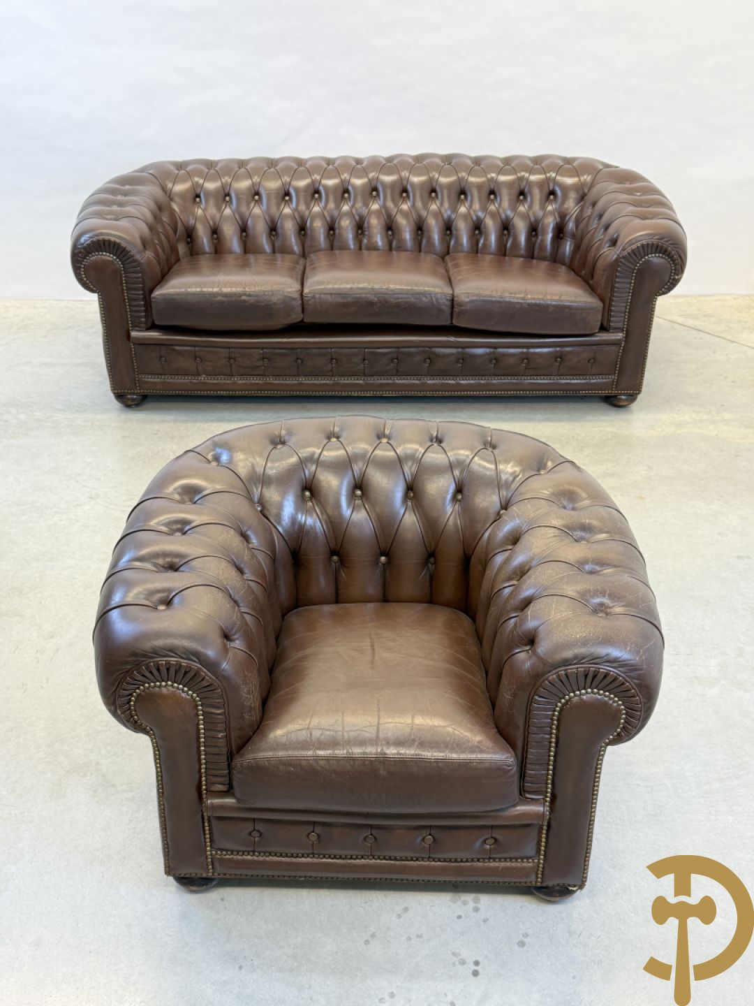 Bruin lederen driezit en club chesterfield