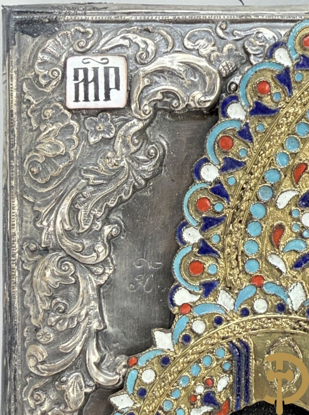 Ikoon met voorstelling van Madonna met kind en verzilverde rizza bezet met email