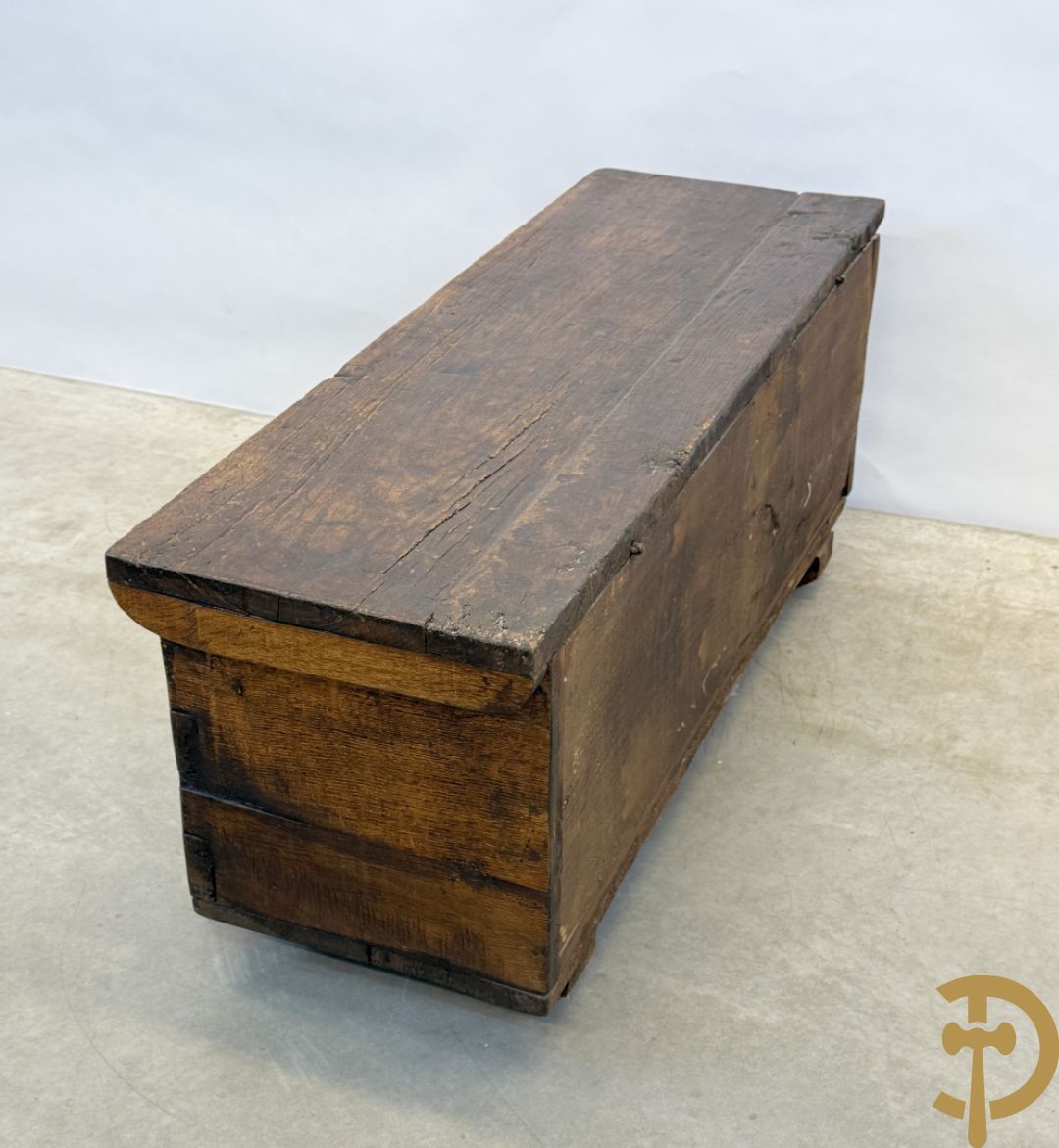 Spaanse rustieke koffer met ijzersmeedwerk en gotische ornamenten